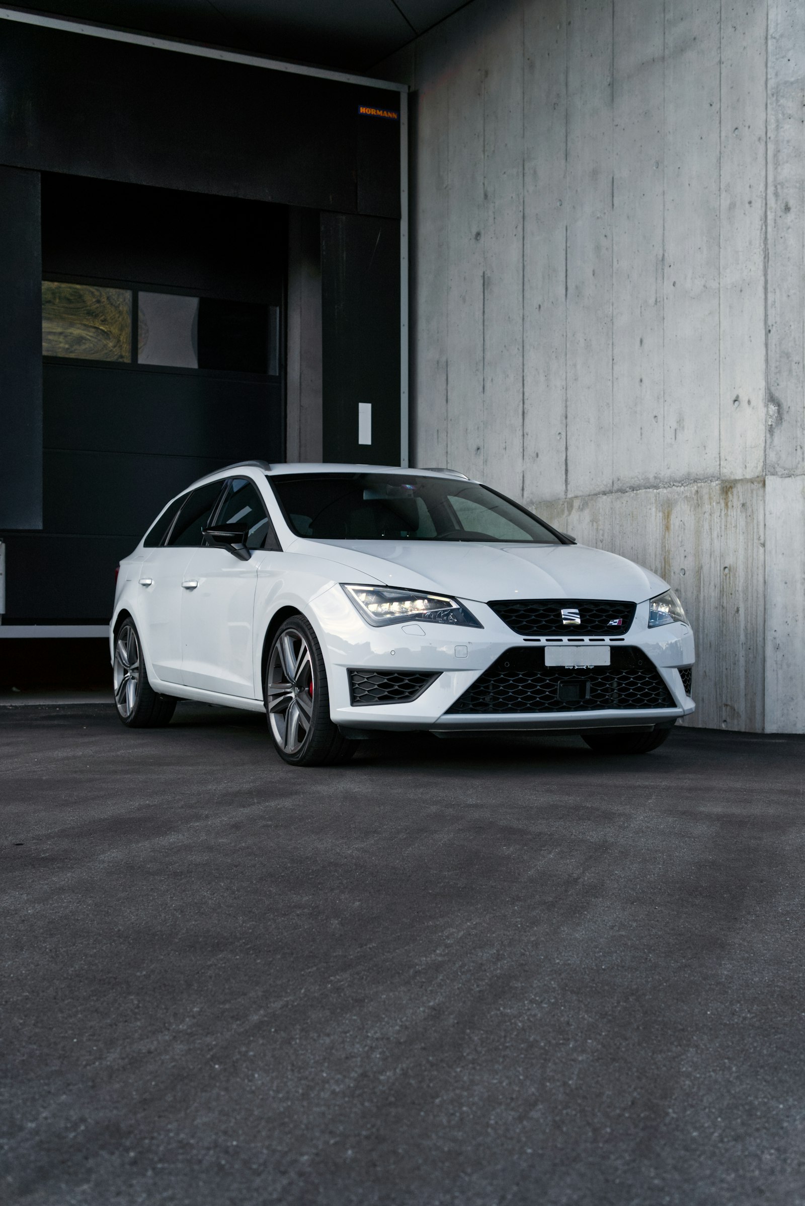 Witte SEAT Leon Sportstourer stationwagen