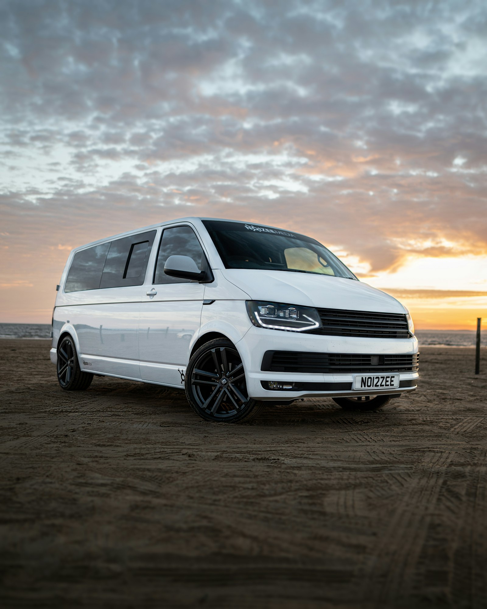 Witte Volkswagen-bus bij zonsondergang